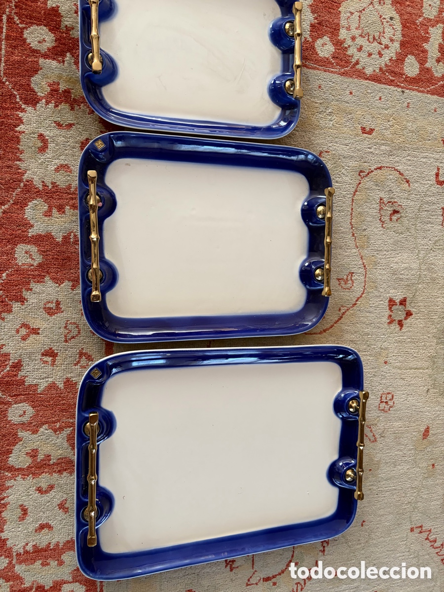 Segunda mano: Bandejas David Marshall azul y blanco y asas doradas