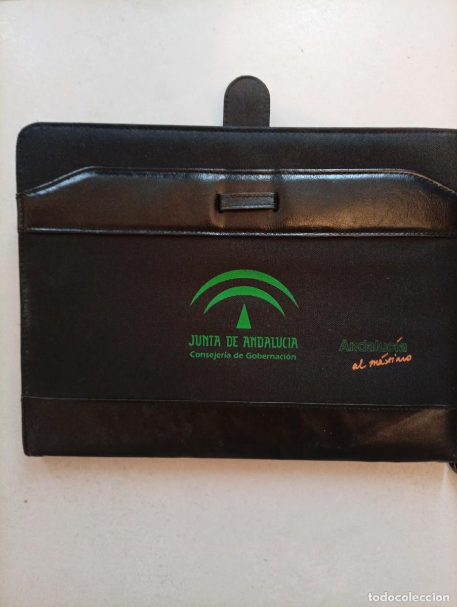 Segunda mano: Carpeta de documentos con el logo de la Junta de Andaluc&iacute;a. - Dise&ntilde;o con el lema Andaluc&iacute;a al m&aacute;xim