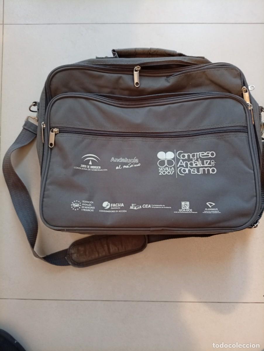 Segunda mano: Malet&iacute;n para ordenador y documentos de color gris, ideal para transportar tu port&aacute;til y documentos.