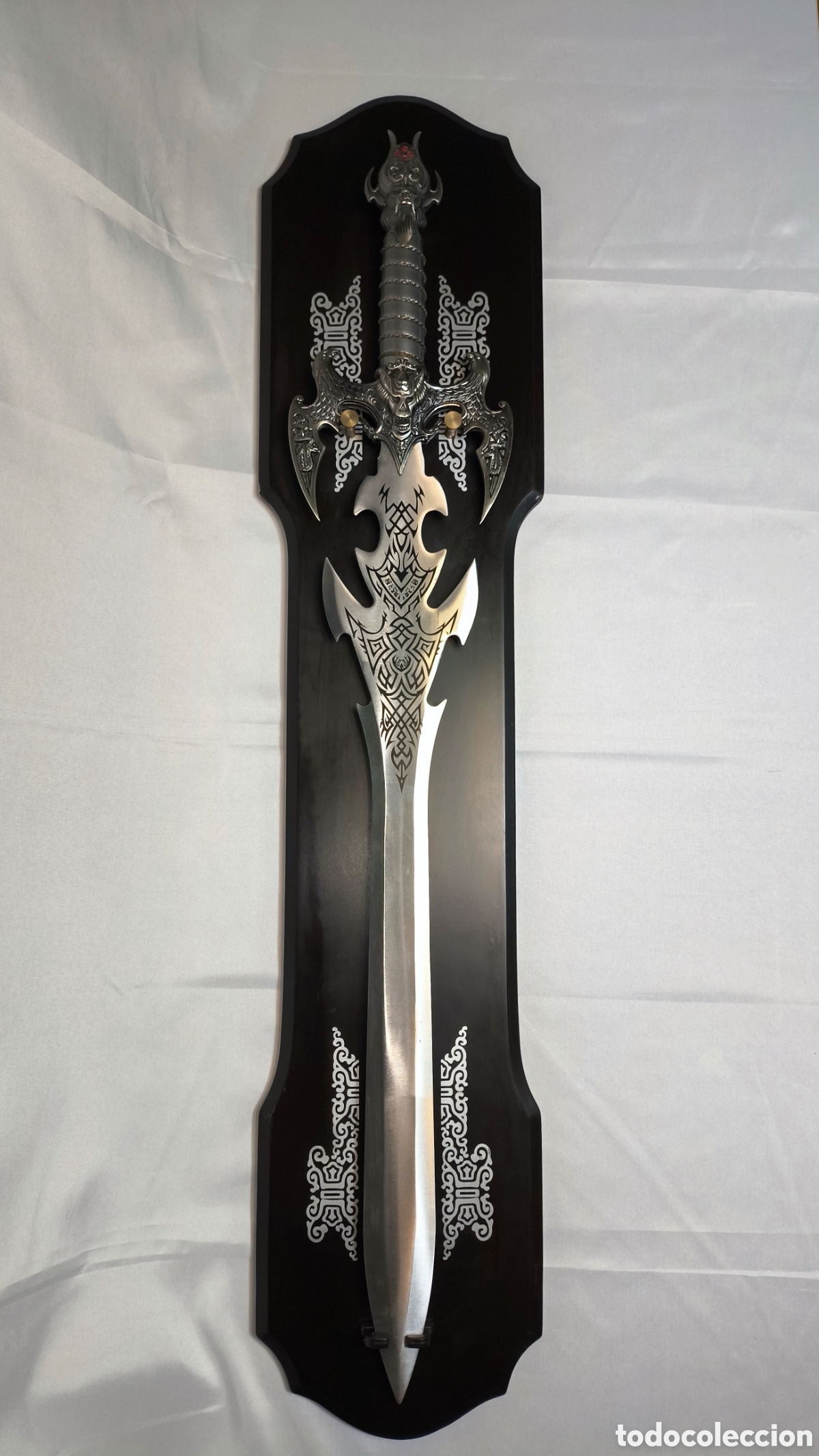 Segunda mano: Espada decorativa atrezzo g&oacute;tica fantas&iacute;a con soporte