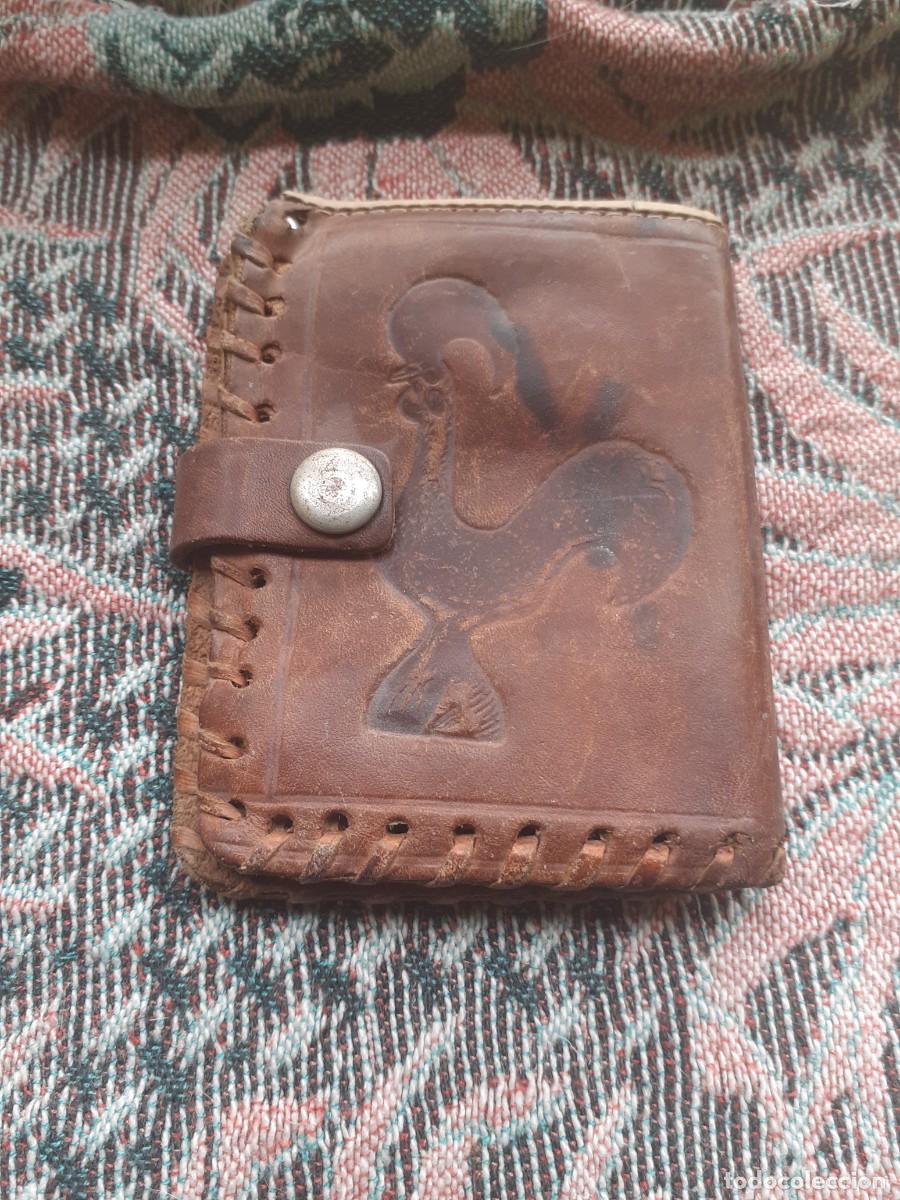 Segunda mano: Monedero de piel con gallo grabado.
