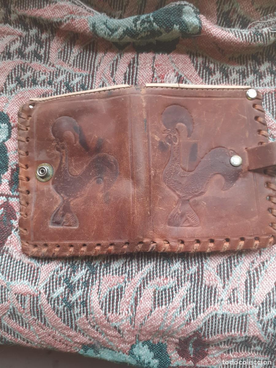 Segunda mano: Monedero de piel con gallo grabado. - Foto 2