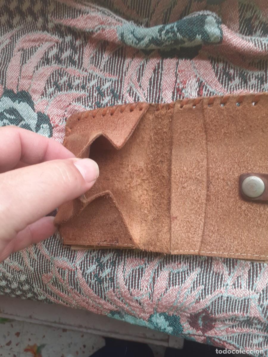 Segunda mano: Monedero de piel con gallo grabado. - Foto 4