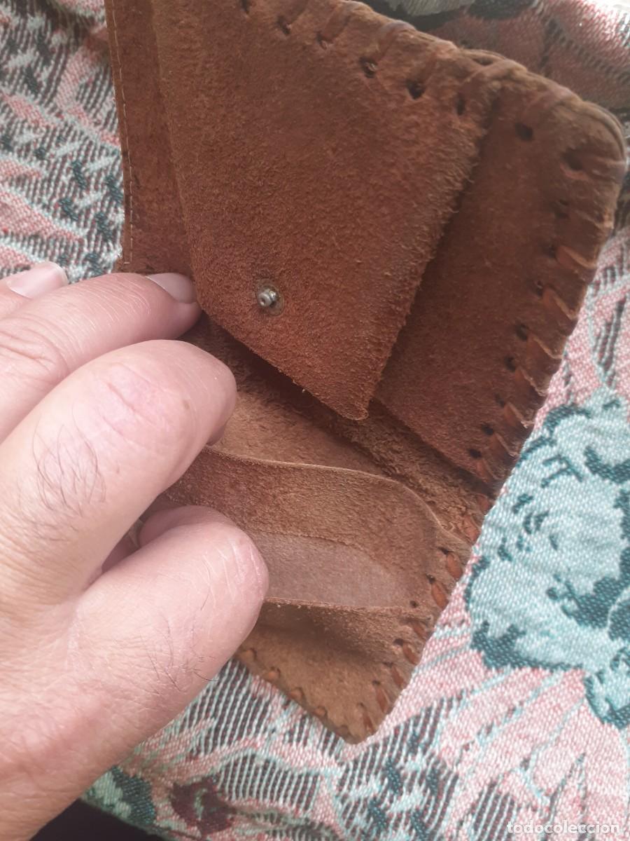 Segunda mano: Monedero de piel con gallo grabado. - Foto 5