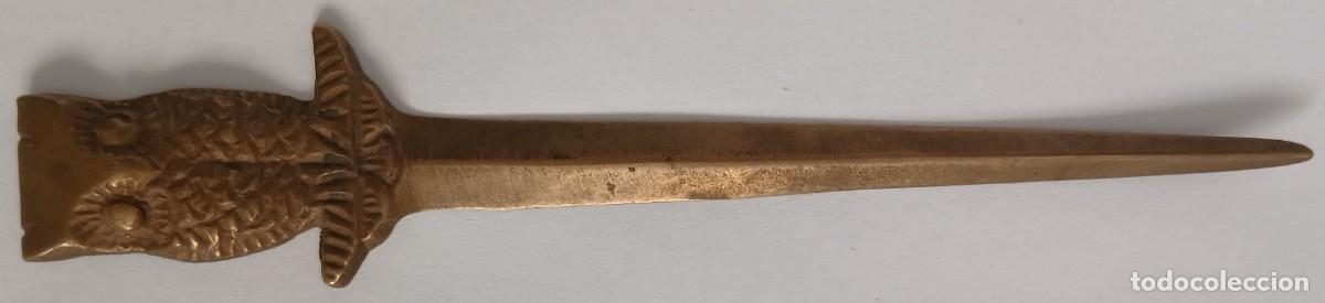 Segunda mano: PU&Ntilde;AL CON EMPU&Ntilde;ADURA DE BUHO DE 18 CM.