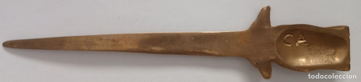 Segunda mano: (1)PU&Ntilde;AL CON EMPU&Ntilde;ADURA DE BUHO DE 18 CM. - Foto 2