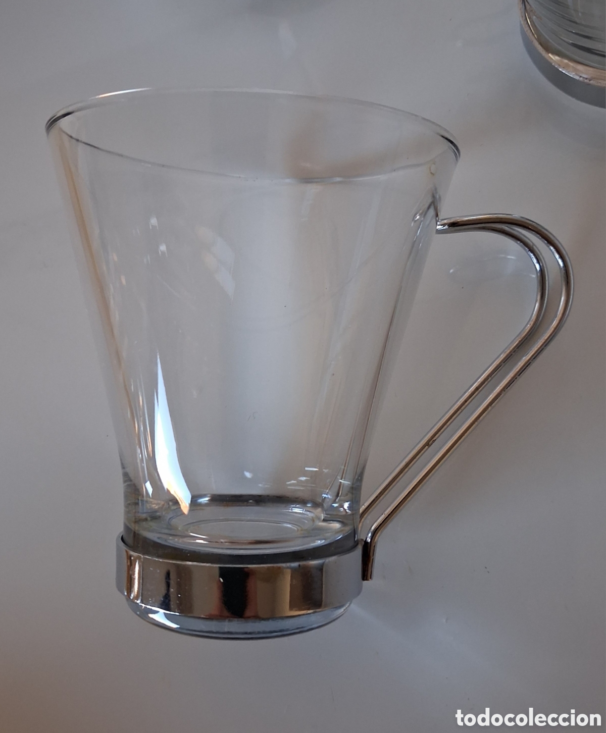 Segunda mano: 4 tazas de cristal con asa de metal