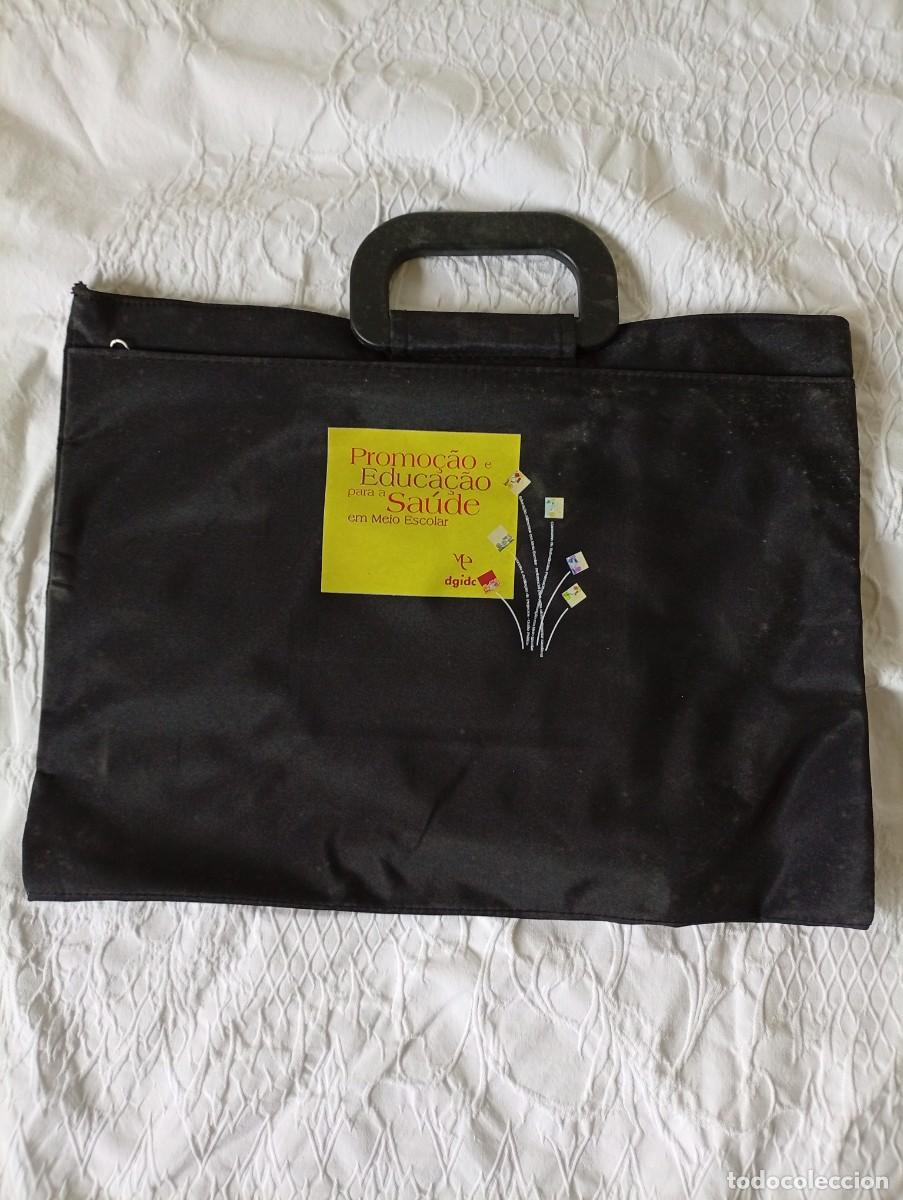 Segunda mano: Malet&iacute;n negro con un dise&ntilde;o gr&aacute;fico y texto. - Texto principal: Promo&ccedil;&atilde;o e Educa&ccedil;&atilde;o para a Sa&uacute;de em