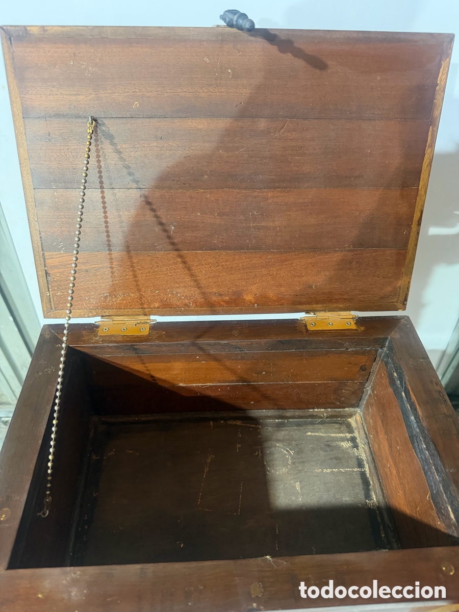 Segunda mano: Arc&oacute;n Antiguo de Casta&ntilde;o con Talla Geom&eacute;trica - Foto 2