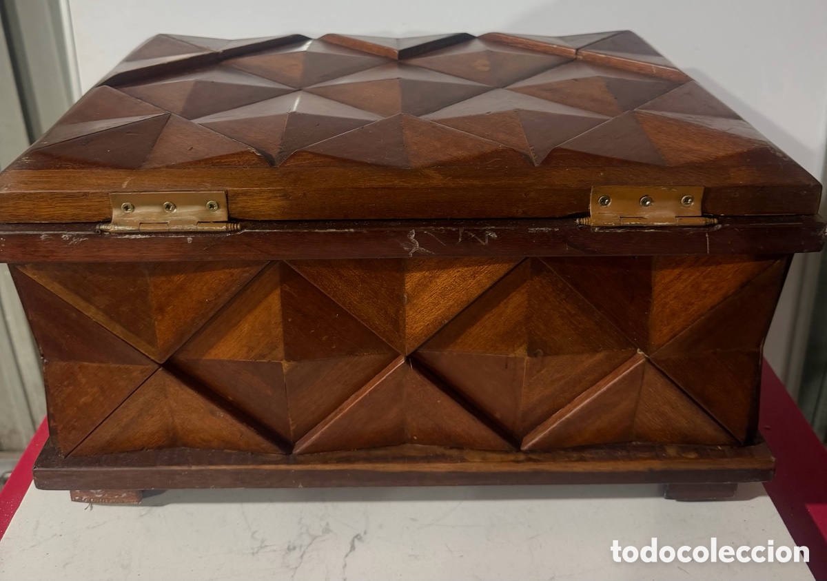 Segunda mano: Arc&oacute;n Antiguo de Casta&ntilde;o con Talla Geom&eacute;trica - Foto 4