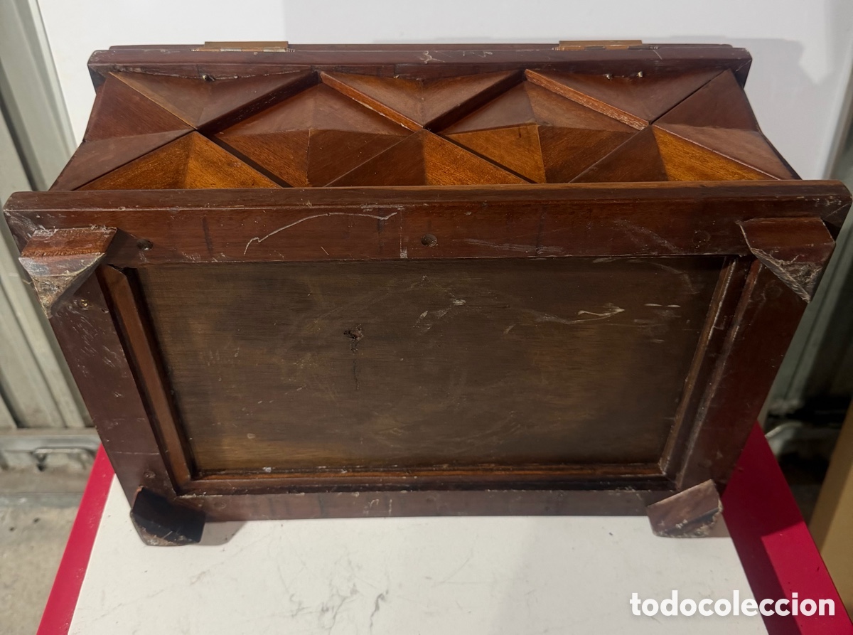 Segunda mano: Arc&oacute;n Antiguo de Casta&ntilde;o con Talla Geom&eacute;trica - Foto 5