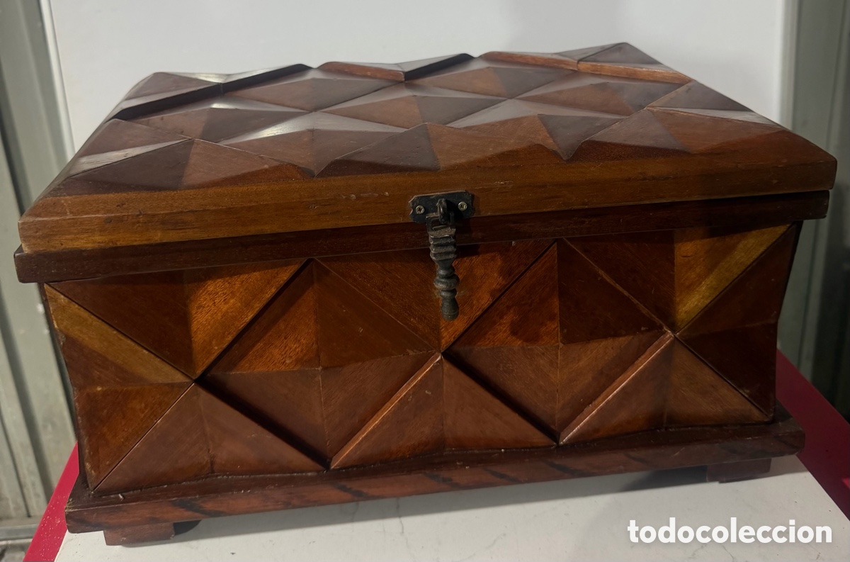 Segunda mano: Arc&oacute;n Antiguo de Casta&ntilde;o con Talla Geom&eacute;trica