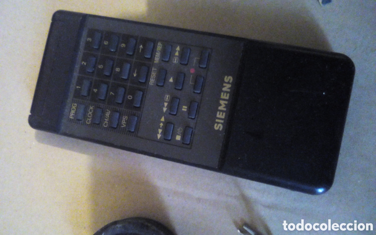 Segunda mano: Mando a distancia de video Siemens. 935 W. Mide 6 x 15 cm.