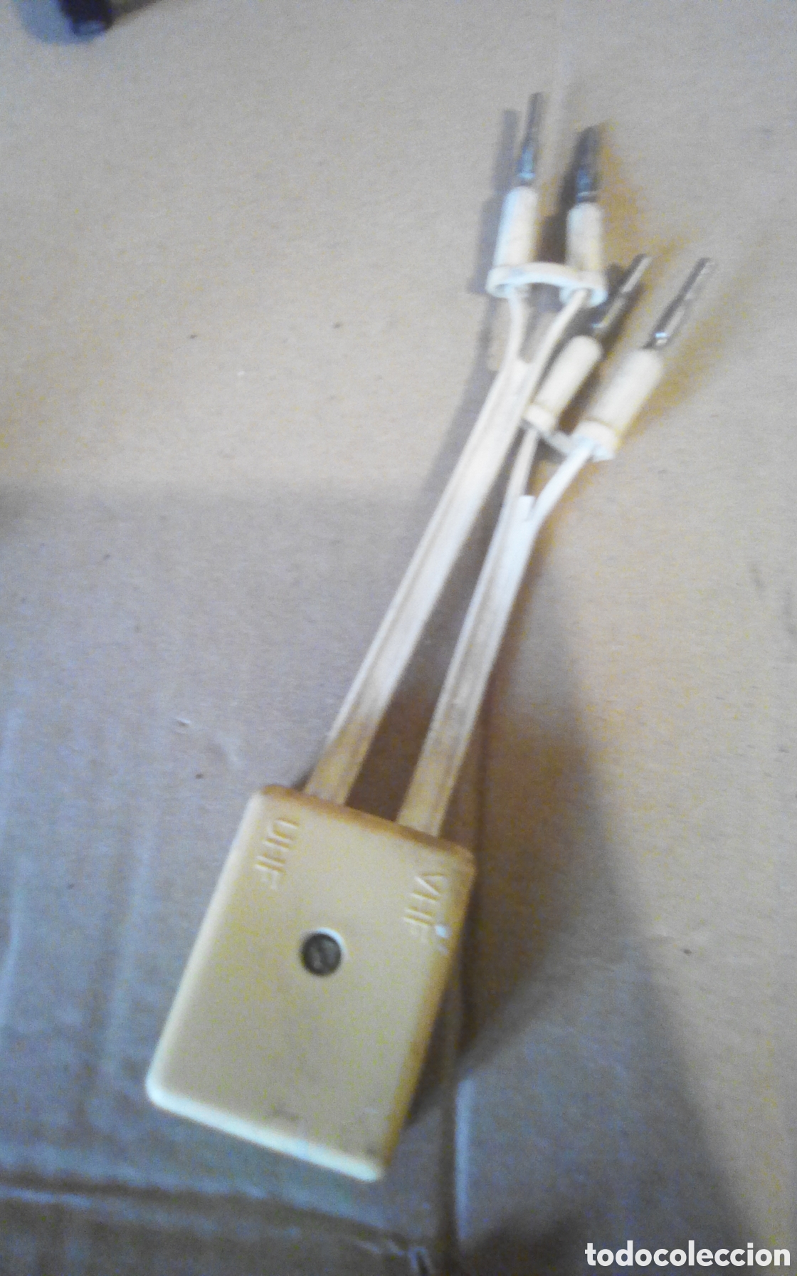 Segunda mano: Antiguo conector adaptador de antena para canales UHF y VHF. Mide 19 cm.