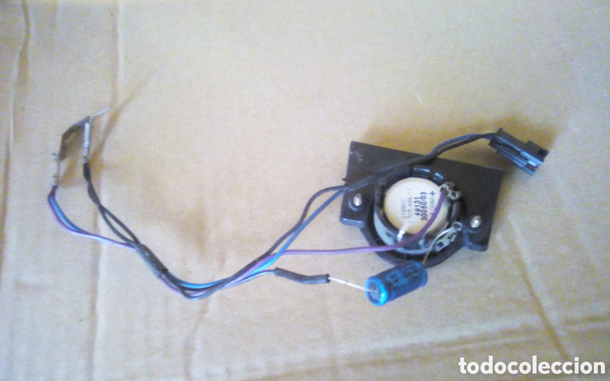 Segunda mano: Peque&ntilde;o altavoz con cableado. 2198KC. 30050/03. 8 Ohmios +. Mide 20 mm.