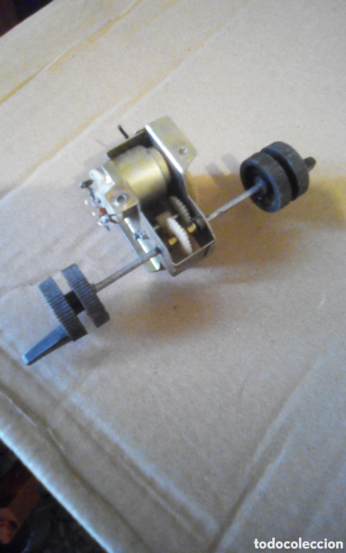 Segunda mano: Mini motor acoplado a estructura con engranajes. Mabuchi. Mide todo 13,5 x 5 cm.