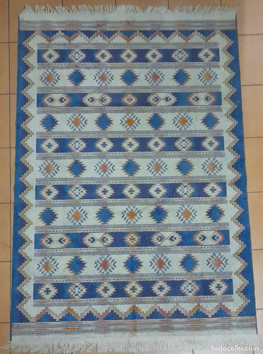 Segunda mano: Alfombra de Sal&oacute;n Estilo &Eacute;tnico / Escandinavo - Dise&ntilde;o Geom&eacute;trico Azul y Terracota - 200 x 138 cm