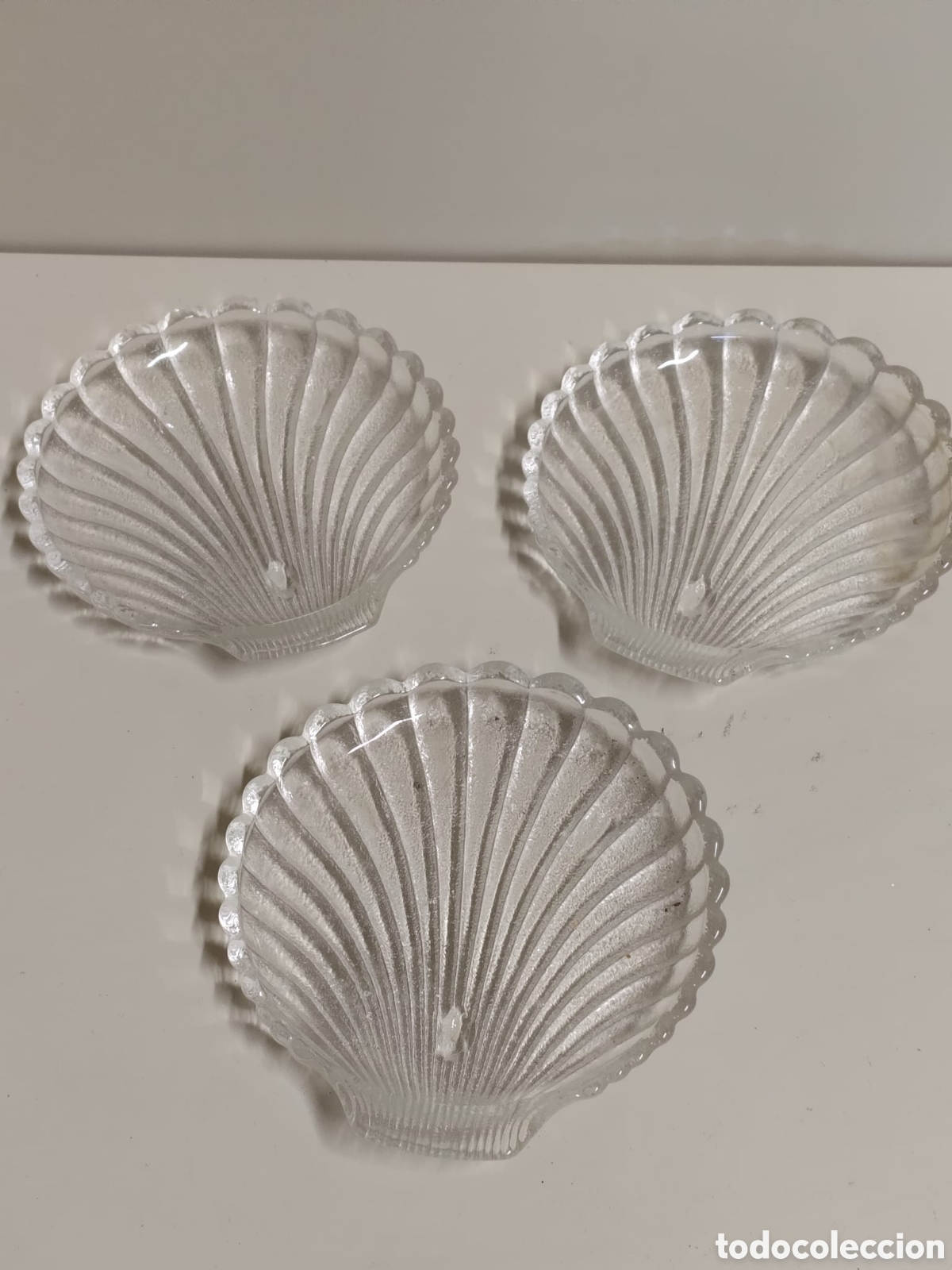 Segunda mano: 3 platillos bandejas de cristal para aperitivo con forma de concha.