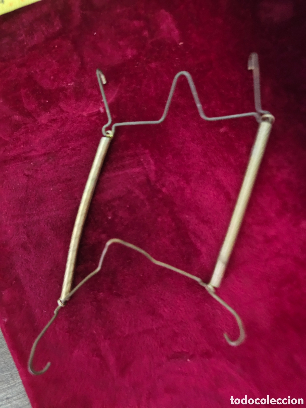 Segunda mano: Soporte Cuelgaplatos de Muelle / Colgador Met&aacute;lico para Platos Decorativos