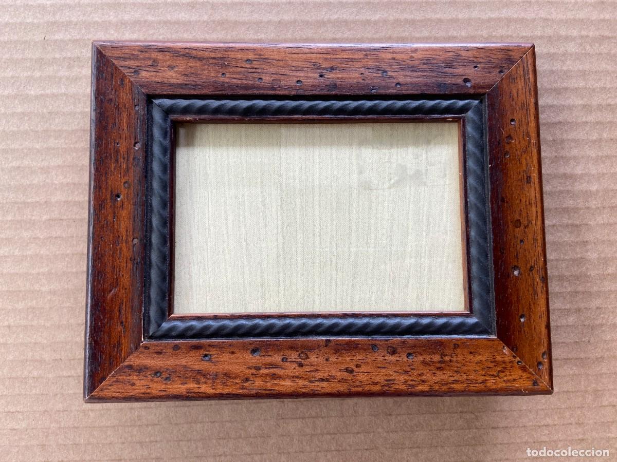 Segunda mano: Portarretratos de madera nogal - 18,5 x 15 cm