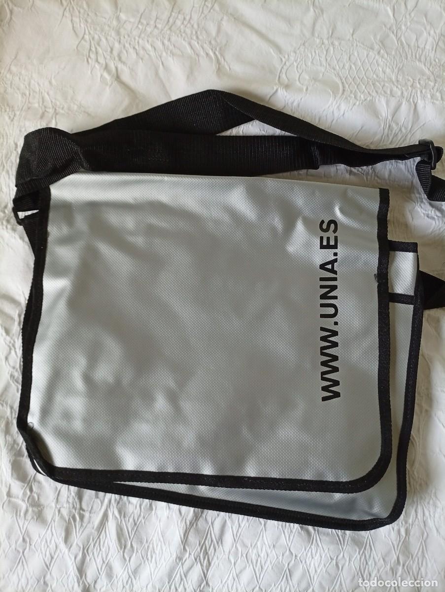Segunda mano: Bolso tipo bandolera de la Universidad Internacional de Andaluc&iacute;a. Logo www.unia.es - Color plateado