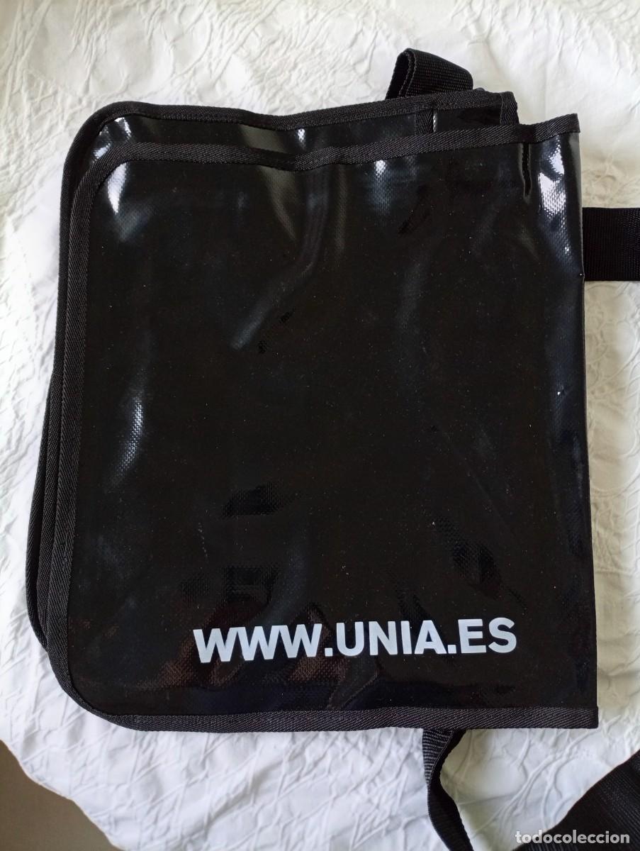 Segunda mano: Bolso tipo bandolera de la Universidad Internacional de Andaluc&iacute;a (UNIA). Es un accesorio pr&aacute;ctico y