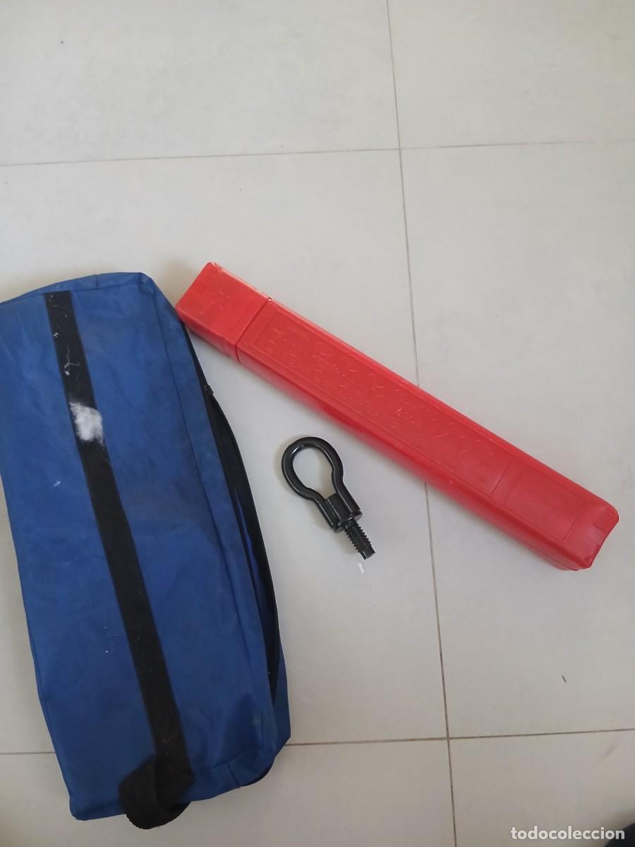 Segunda mano: Kit de remolque para Ford C-MAX que incluye un anillo de remolque y dos tri&aacute;ngulos de emergencia. -