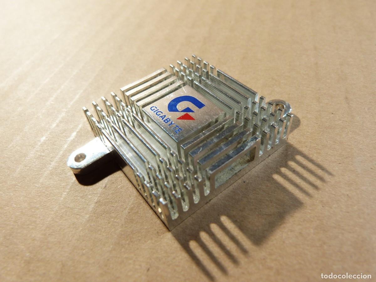 Segunda mano: Disipador de calor Gigabyte plata para el northbridge southbridge chipset de la placa base