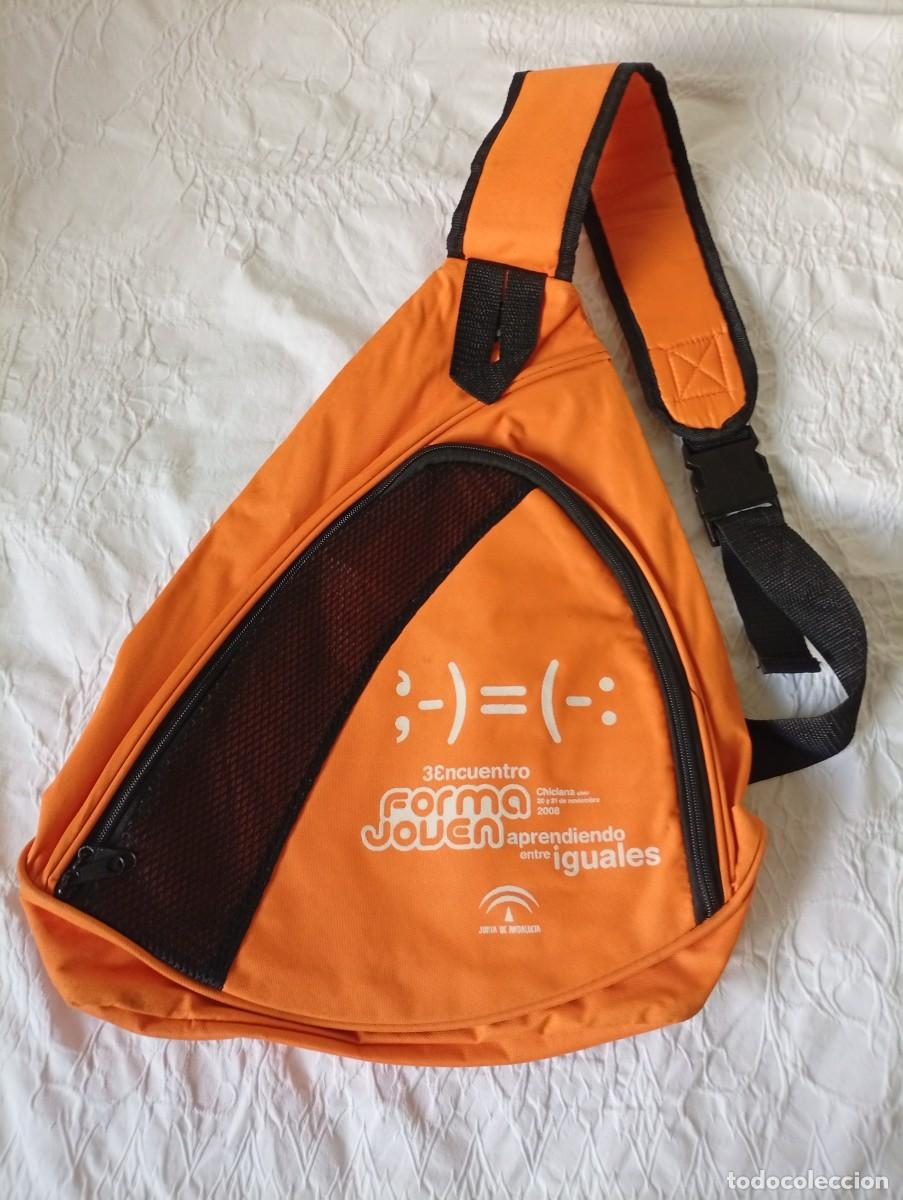 Segunda mano: Mochila tipo bandolera de color naranja, con dise&ntilde;o del 3er Encuentro Forma Joven celebrado en Chicl