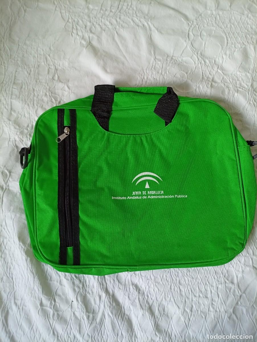 Segunda mano: Pr&aacute;ctica bolsa tipo maleta con el logo de la Junta de Andaluc&iacute;a. - Color verde llamativo. - Cremall