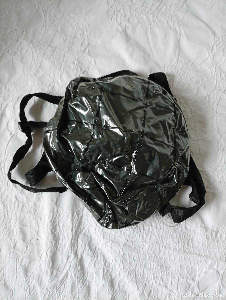 Segunda mano: Bolsa de pl&aacute;stico con un dise&ntilde;o original y llamativo. Es ligera y f&aacute;cil de transportar. varias zonas