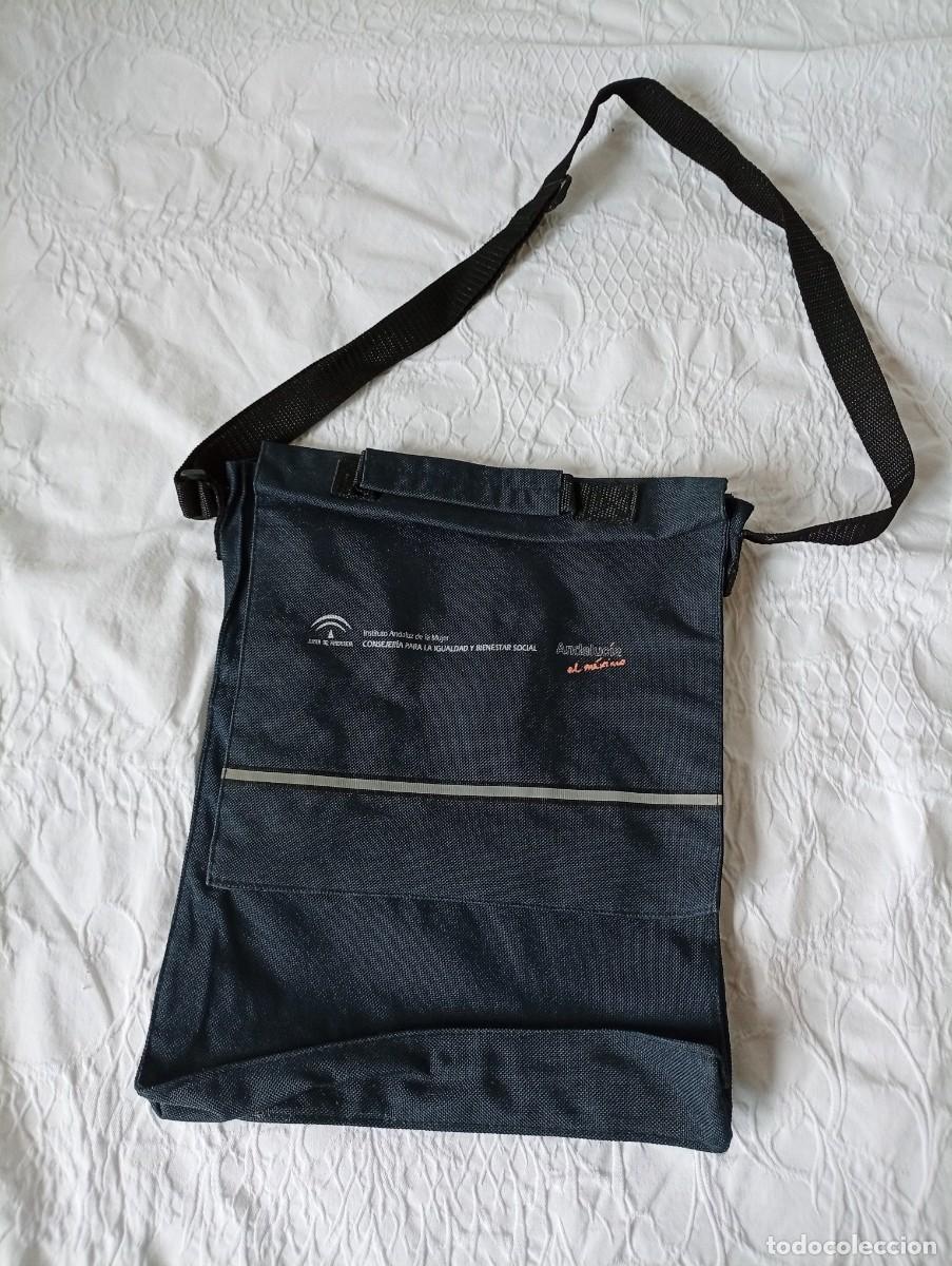 Segunda mano: Bolso mochila del Instituto Andaluz de la Mujer. Junta de Andalucia Andalucia al maximo - Color neg