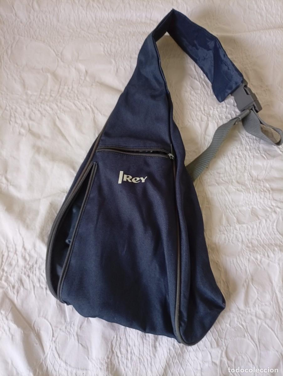 Segunda mano: Mochila bandolera de dise&ntilde;o triangular. - Correa ajustable con cierre de hebilla. - Bolsillo frontal - Foto 1
