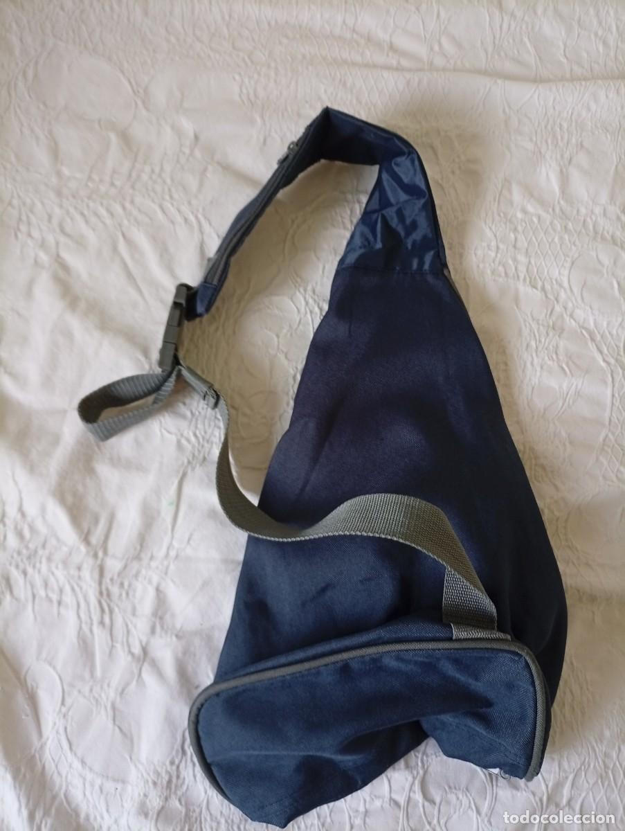 Segunda mano: Mochila bandolera de dise&ntilde;o triangular. - Correa ajustable con cierre de hebilla. - Bolsillo frontal - Foto 2
