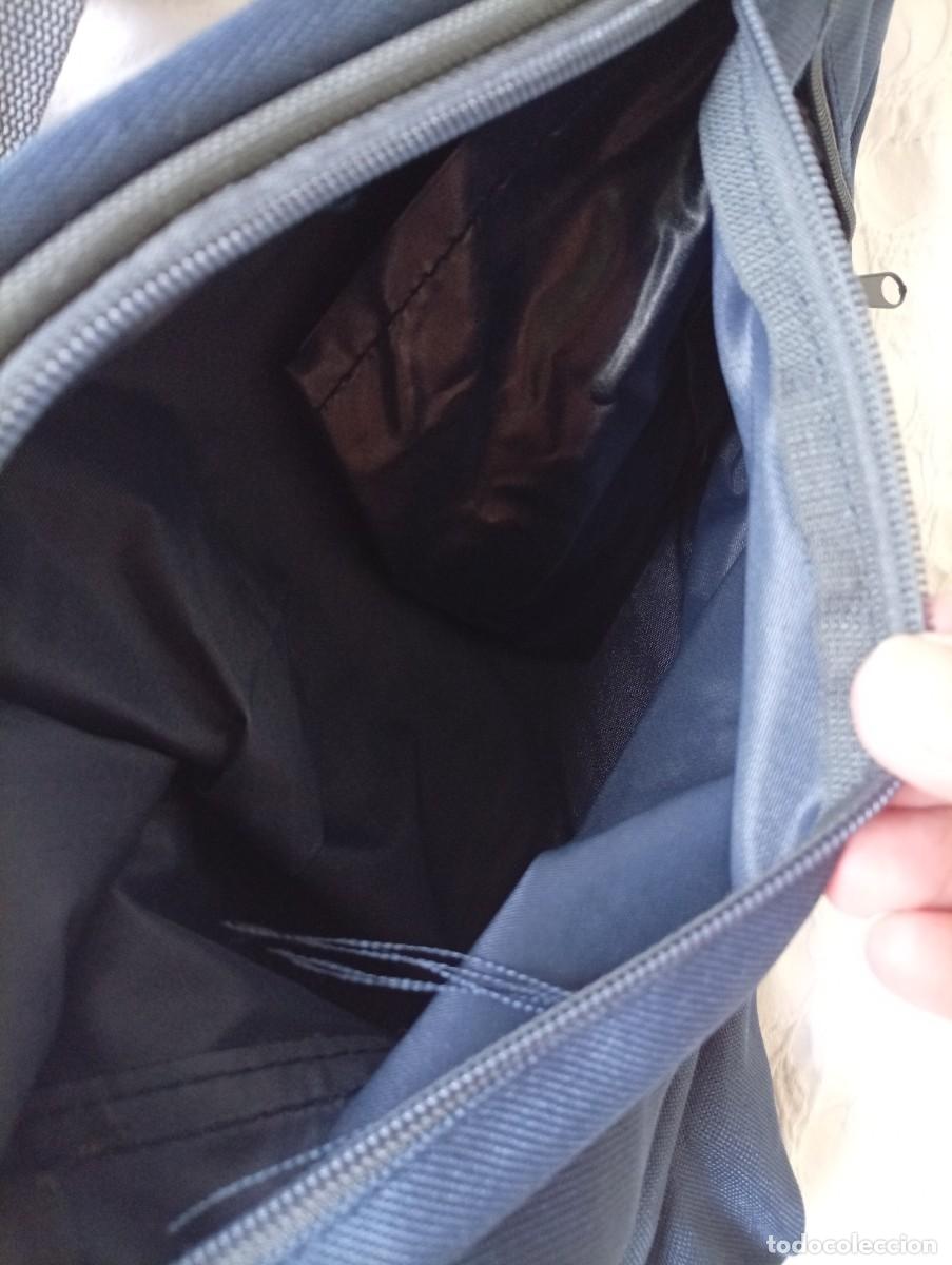 Segunda mano: Mochila bandolera de dise&ntilde;o triangular. - Correa ajustable con cierre de hebilla. - Bolsillo frontal - Foto 3
