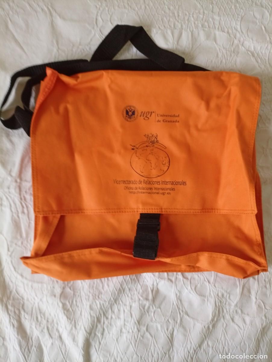 Segunda mano: Pr&aacute;ctica bolsa de la Universidad de Granada. - Color naranja vibrante. - Logo de la UGR y texto Uni