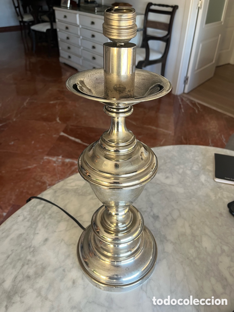 Segunda mano: Elegante pie de l&aacute;mpara plateado