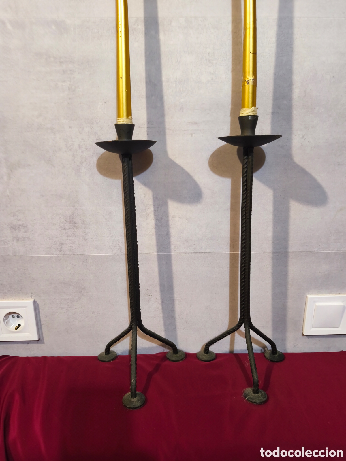 Segunda mano: Pareja de grandes candelabros artesanales de suelo/mesa en hierro y tetracero (42 cm)