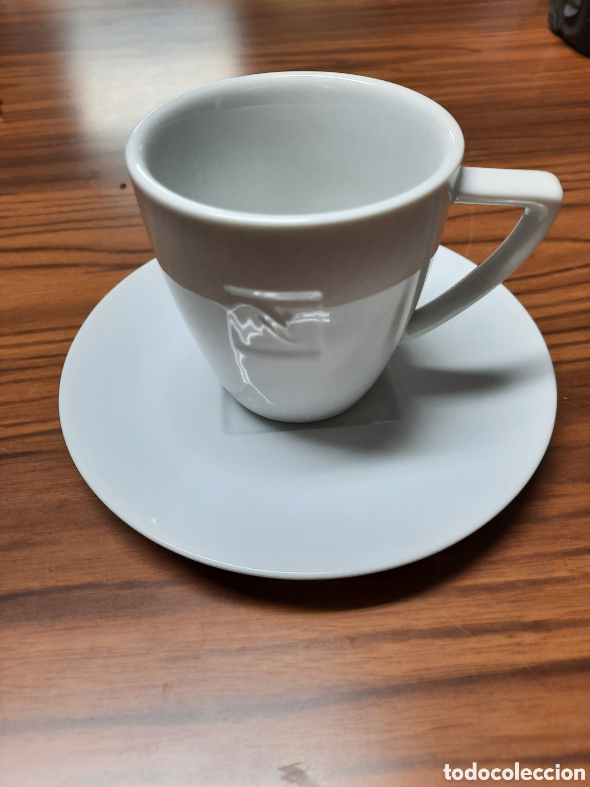 Segunda mano: Taza Nespresso de porcelana blanca con su platillo