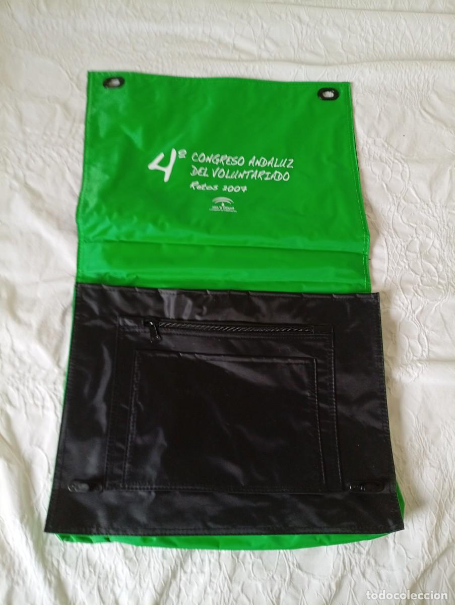 Segunda mano: Malet&iacute;n conmemorativo del 4&ordm; Congreso Andaluz del Voluntariado. - Dise&ntilde;o con el logo del evento. -