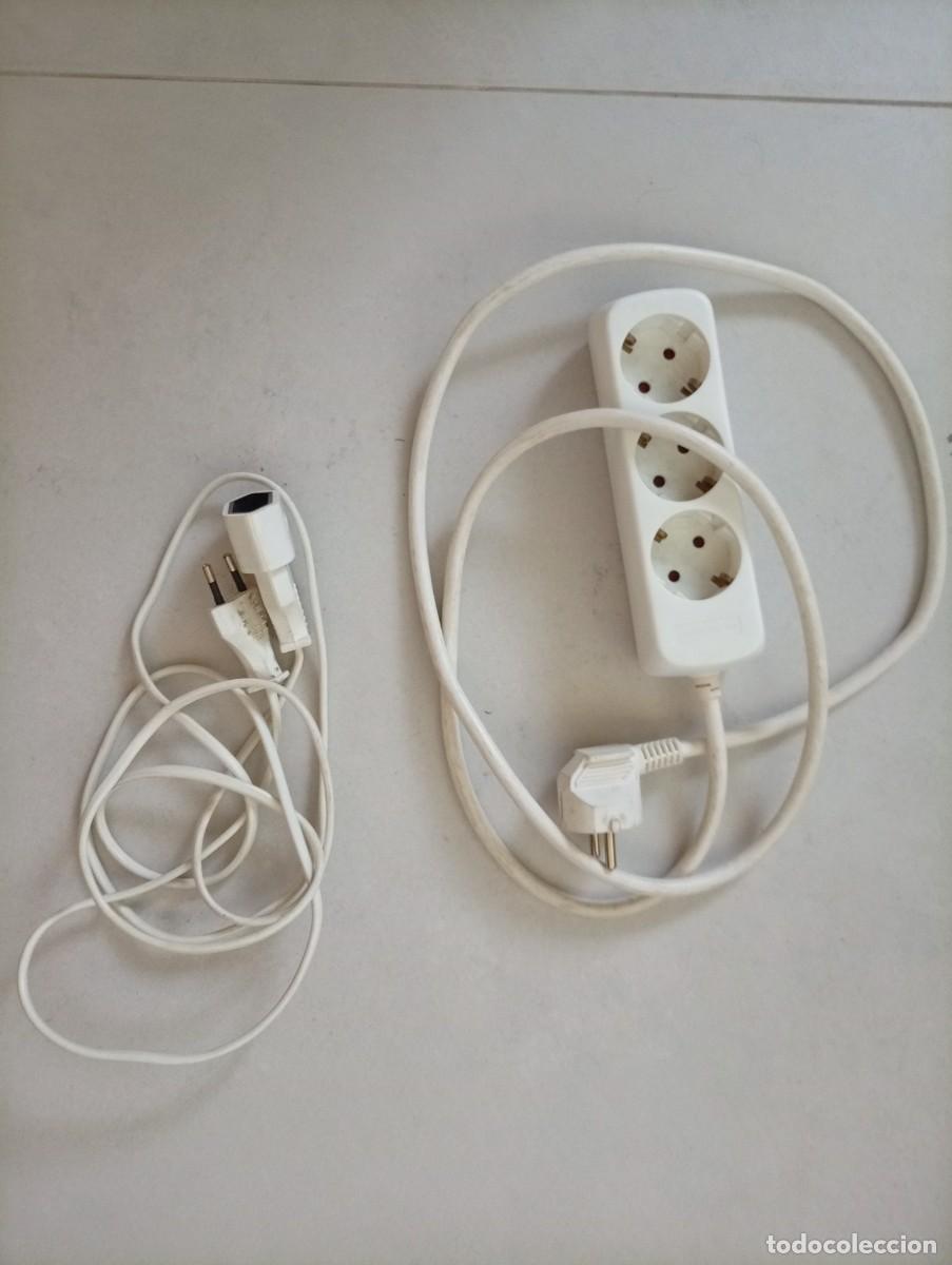 Segunda mano: Conjunto de regleta con tres enchufes y un alargador el&eacute;ctrico, ambos de color blanco. - Regleta co