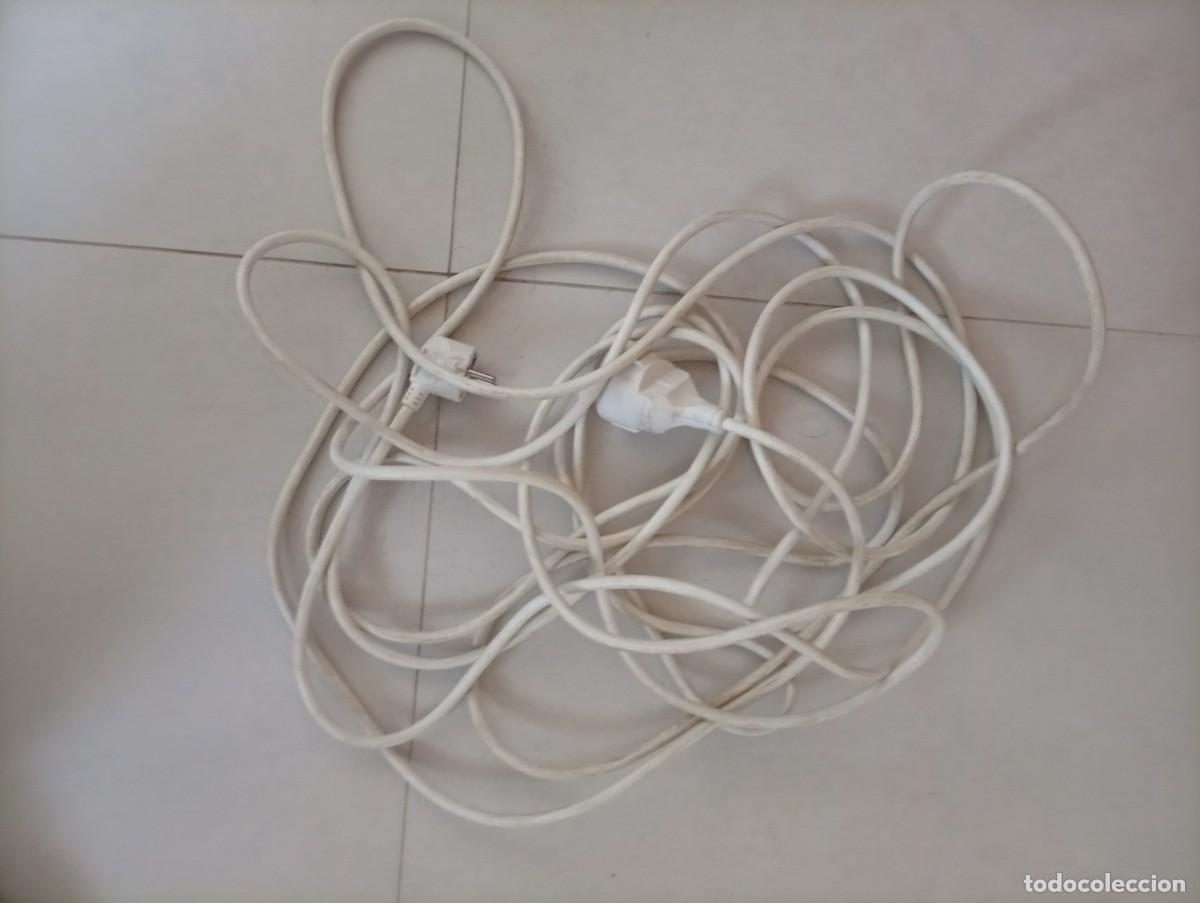 Segunda mano: Cable de extensi&oacute;n de color blanco con un enchufe tipo Schuko. - Color: Blanco - Tipo de enchufe: S