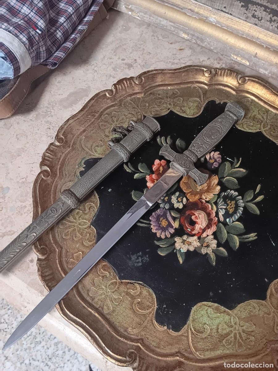 D'Occasion: daga decorativa de colecci&oacute;n, caracterizada por una hoja estilizada y recta de doble filo y una guar
