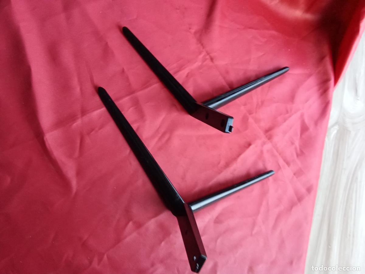 Seconda Mano: Dos soportes de aluminio negro para TV o similares. Caja t&eacute;cnica