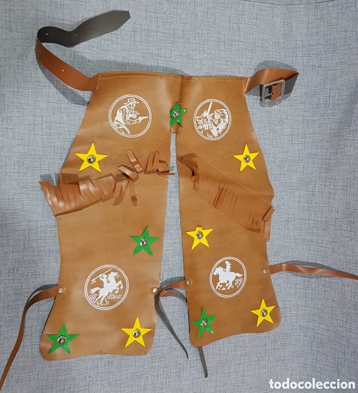 Second-Hand: CHAPARRERAS. DISFRAZ INFANTIL DE VAQUERO. MATERIAL PL&Aacute;STICO.