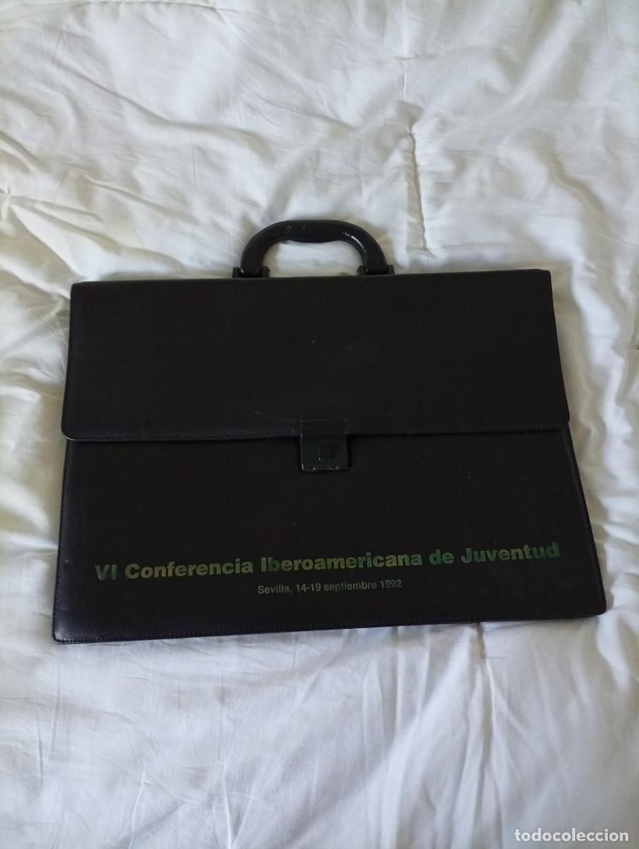Segunda mano: Malet&iacute;n de piel en tono marr&oacute;n con dise&ntilde;o sobrio y atemporal. - Inscripci&oacute;n conmemorativa de la VI