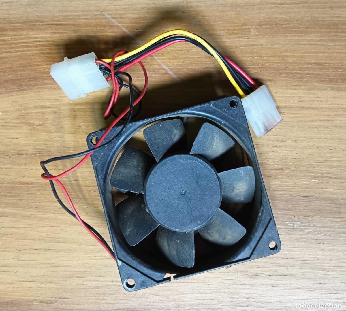 Segunda mano: VENTILADOR DE CAJA PARA PC VINTAGE - 80 MM APROX. - 7 ASPAS - ALIMENTACI&Oacute;N MOLEX 4 PINES