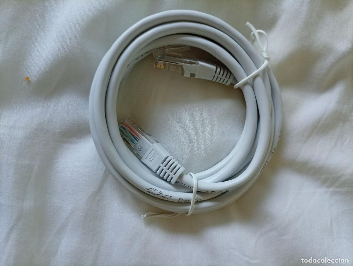 Segunda mano: Cable de red Ethernet con conectores RJ45 en ambos extremos, presentado en color blanco. - Longitud