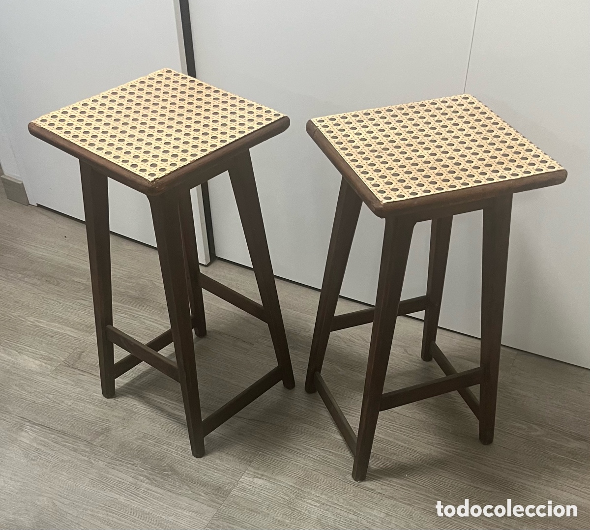 Segunda mano: Pareja banquetas de madera - Foto 1