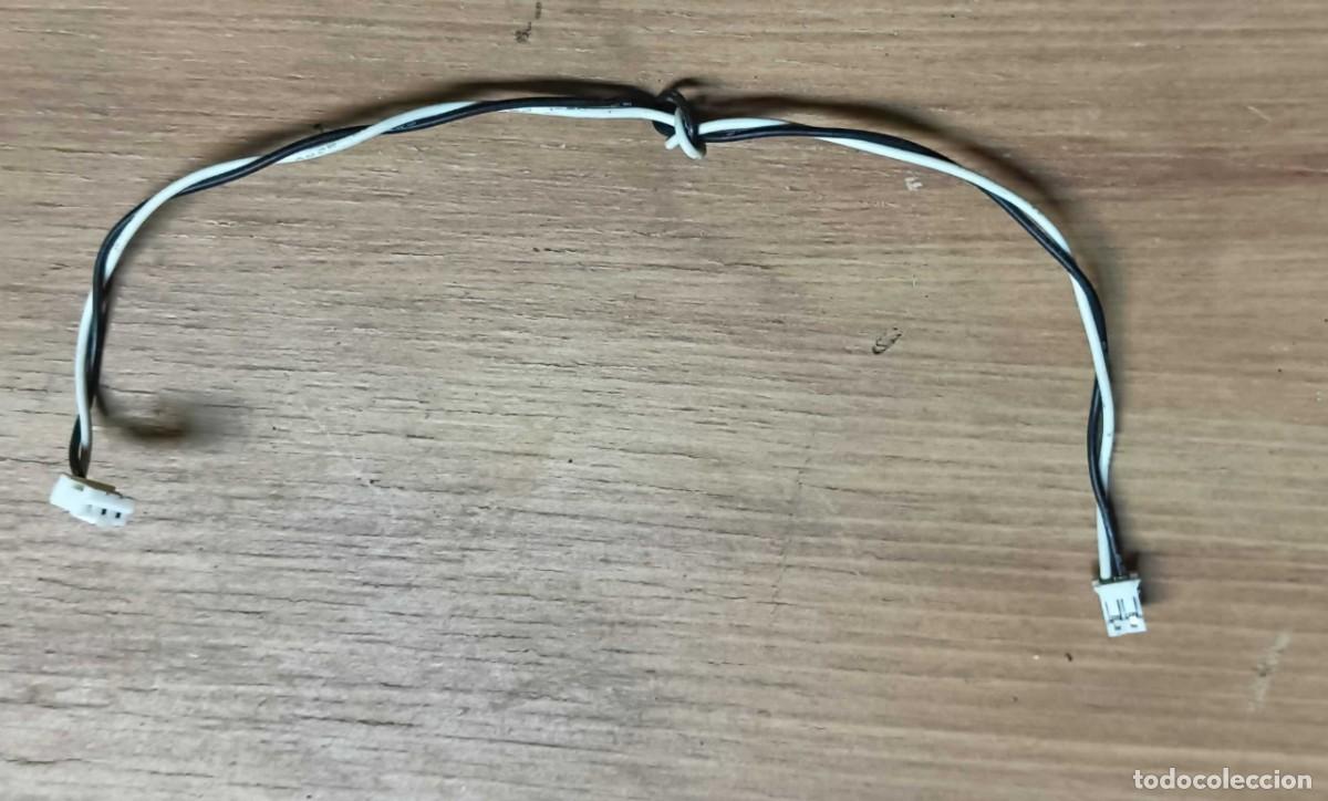 Segunda mano: CABLE DE CONEXI&Oacute;N TRENZADO BLANCO Y NEGRO &ndash; CONECTORES BLANCOS DE PINES EN AMBOS EXTREMOS